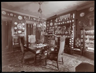 Une salle à manger dans la résidence de David Belasco, 1903 ou 1904